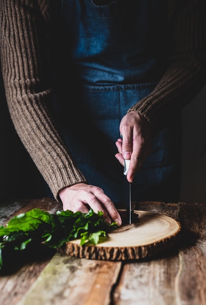 dłonie przygotowujące składniki