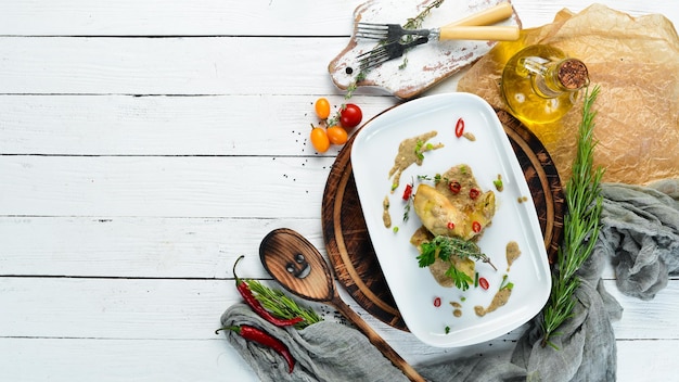 kolacja przy stole z talerzami